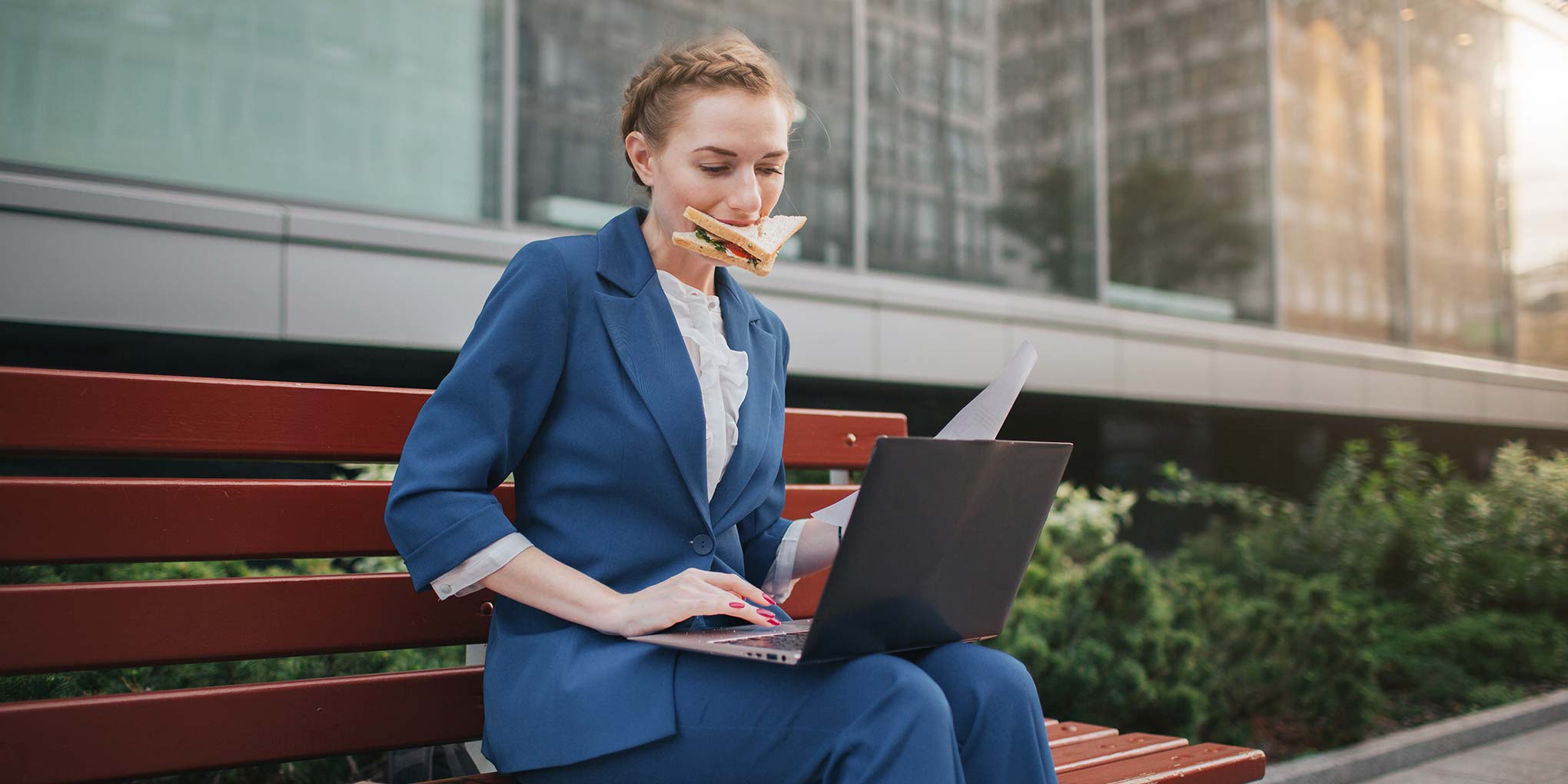 люди спешат на работу. опаздывающий человек. многозадачность картинка. человечек опаздывает. фразеологизм бежать сломя голову.