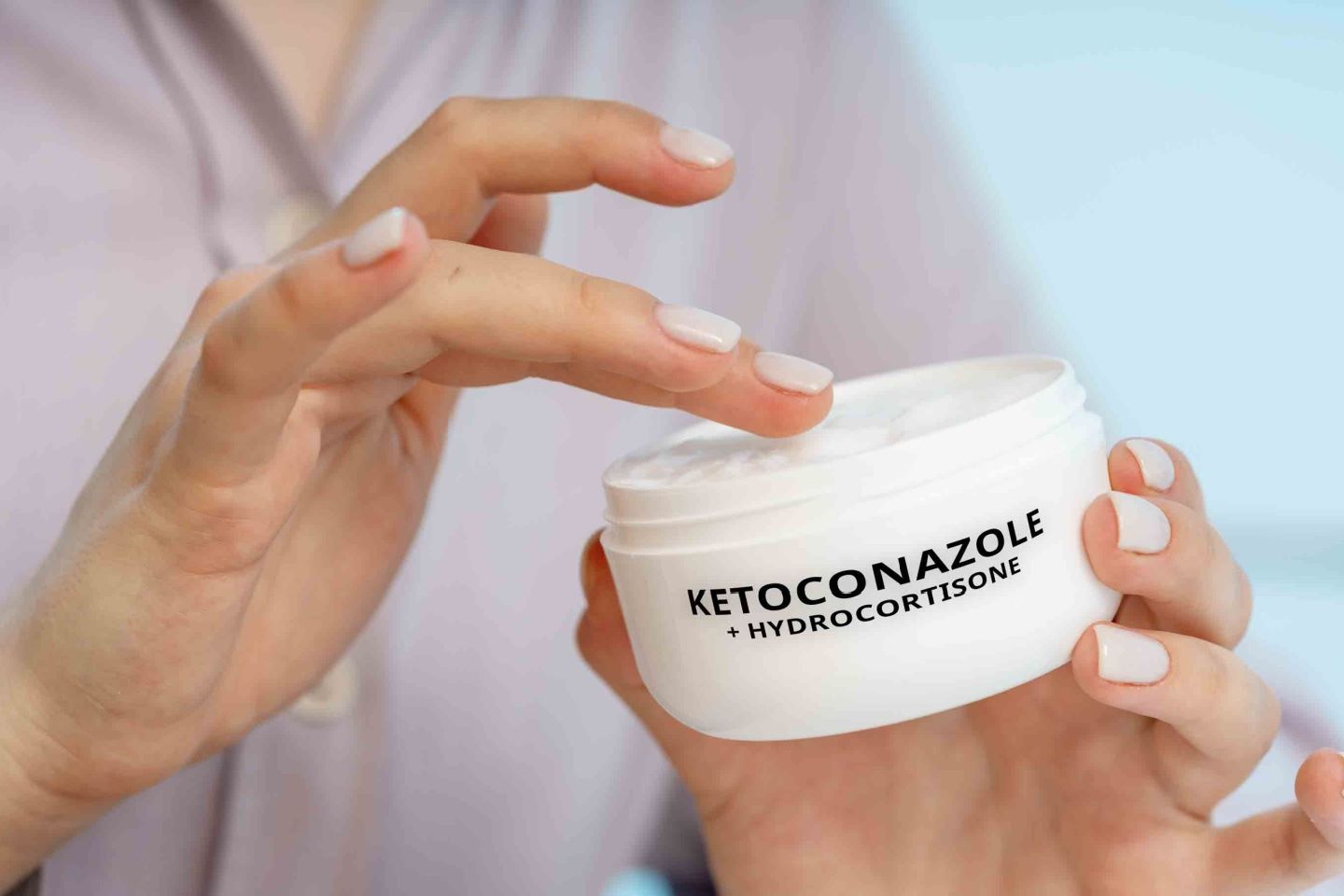 Krema ketokonazola i hidrokortizona u plastičnoj kutijici