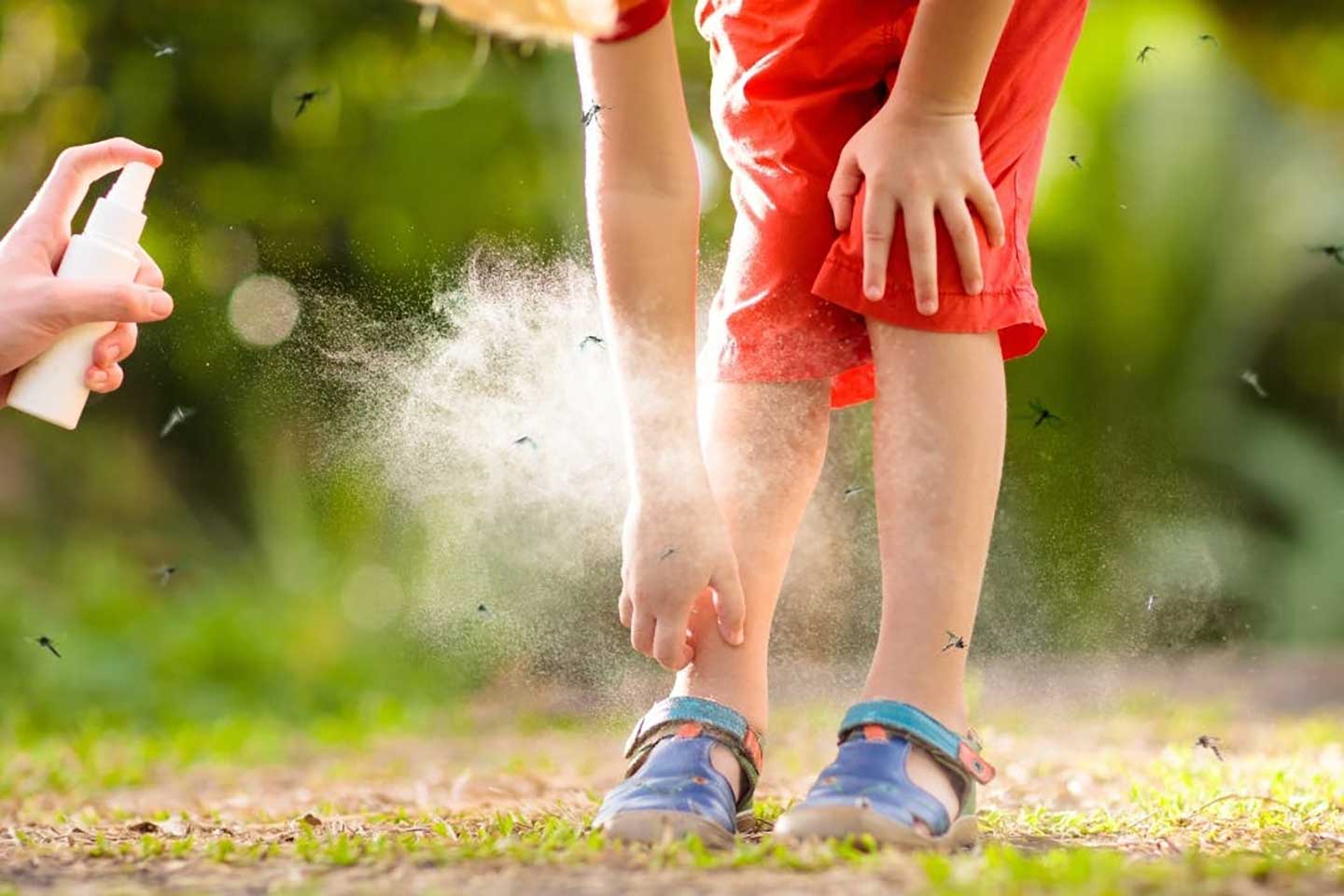 Nanošenje repelenta u spreju na dječju kožu