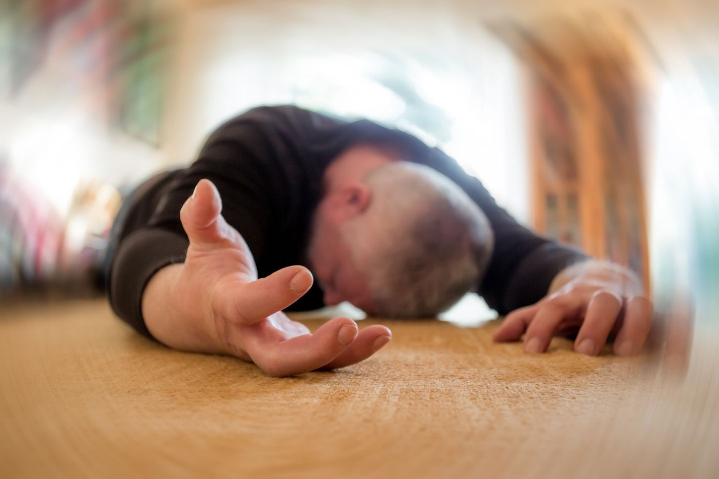 Čovjek leži bez svijesti na podu.