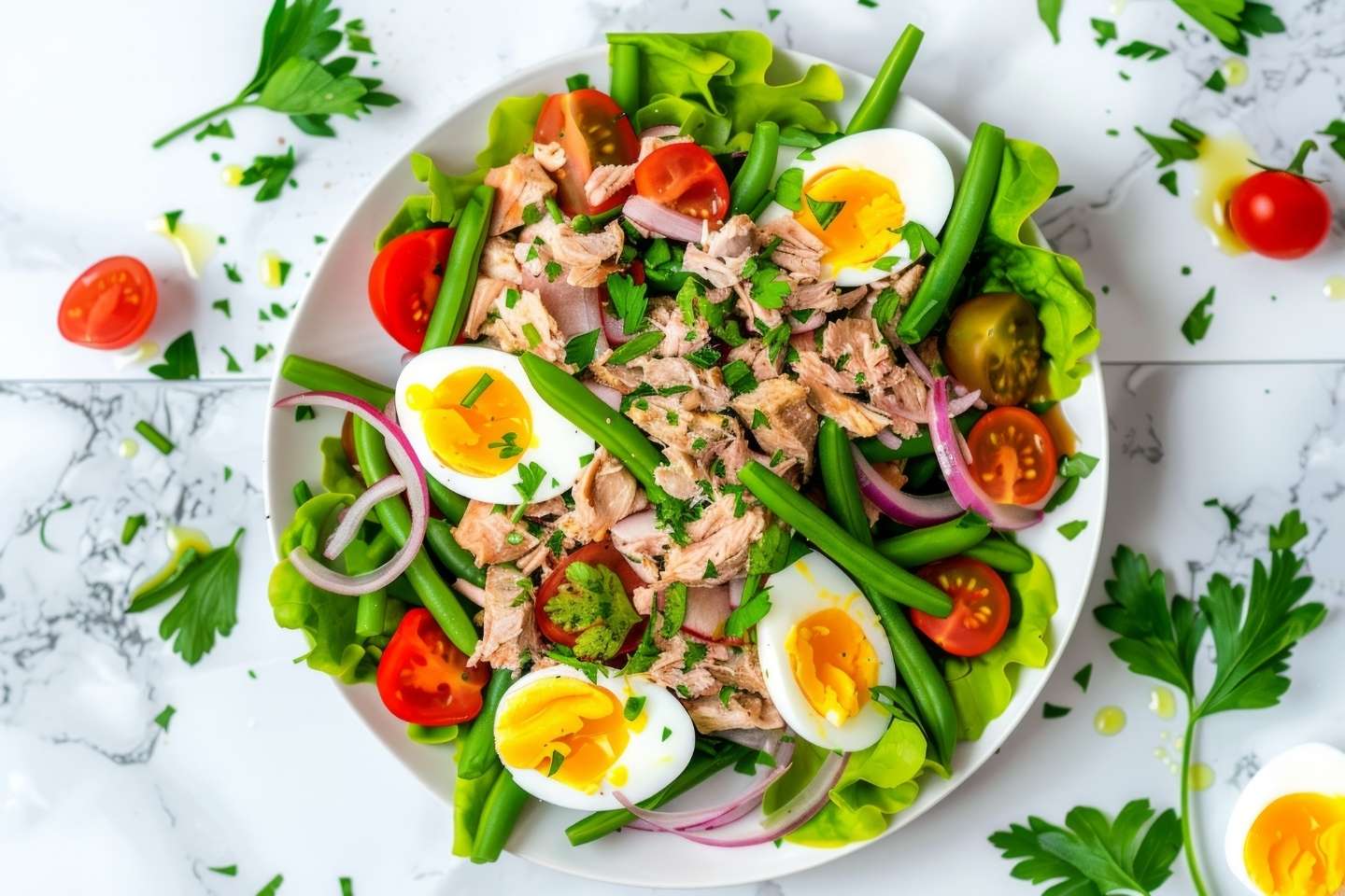 Slika salate s tunom nicoise na svijetloj podlozi.